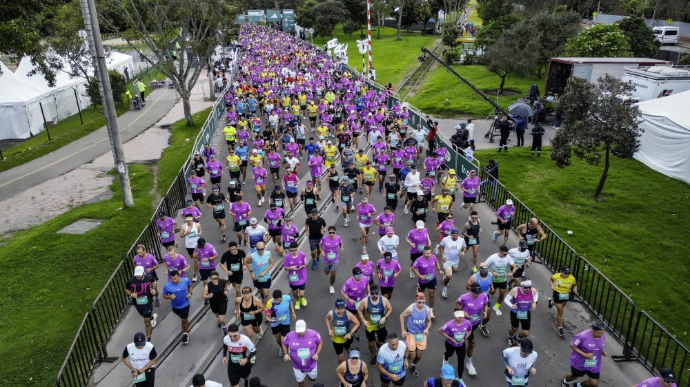 Miles de corredores participando en maratón internacional mostrando el crecimiento del mercado global del running