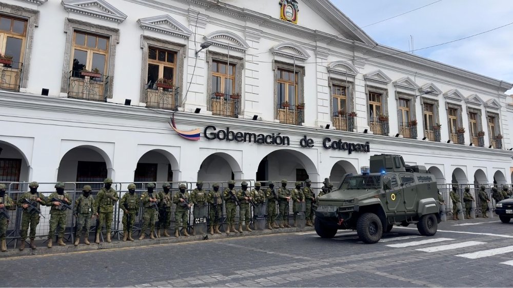 Militares y policías desplegados en parque central de Latacunga sede presidencial con vallas metálicas de protección