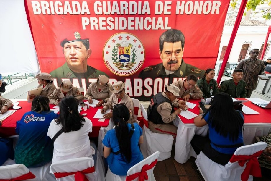 Buques militares venezolanos navegando en aguas territoriales durante crisis con Estados Unidos