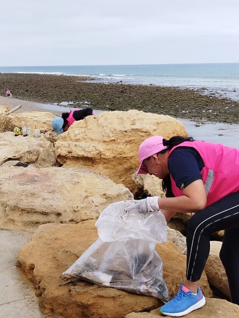 Jornada de limpieza en Santa Marianita durante el Día Internacional de Limpieza de Playas en Manta