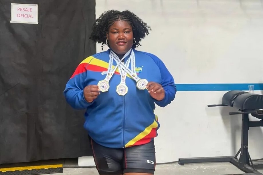 Lisseth Ayoví levantando pesas en competencia del Sudamericano de Levantamiento de Pesas en Guayaquil