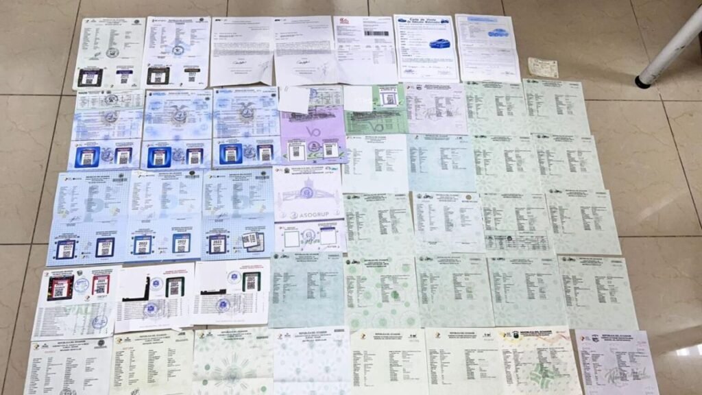 Evidencias de licencias y matrículas falsas incautadas en Babahoyo, Los Ríos