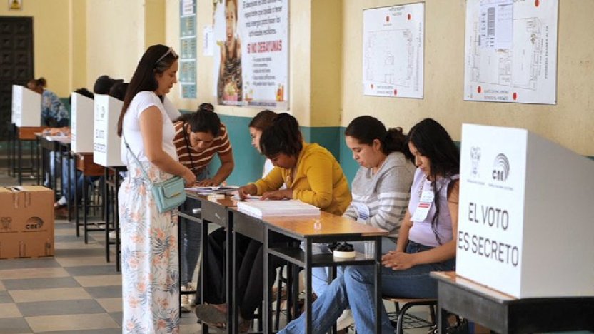 Autoridades del CNE durante la sesión que declaró el inicio del período electoral en Ecuador para el Referendo y Consulta Popular 2025.