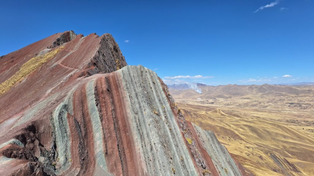 Vista panorámica de la nueva montaña arcoíris Pallay Punchu en los Andes de Perú