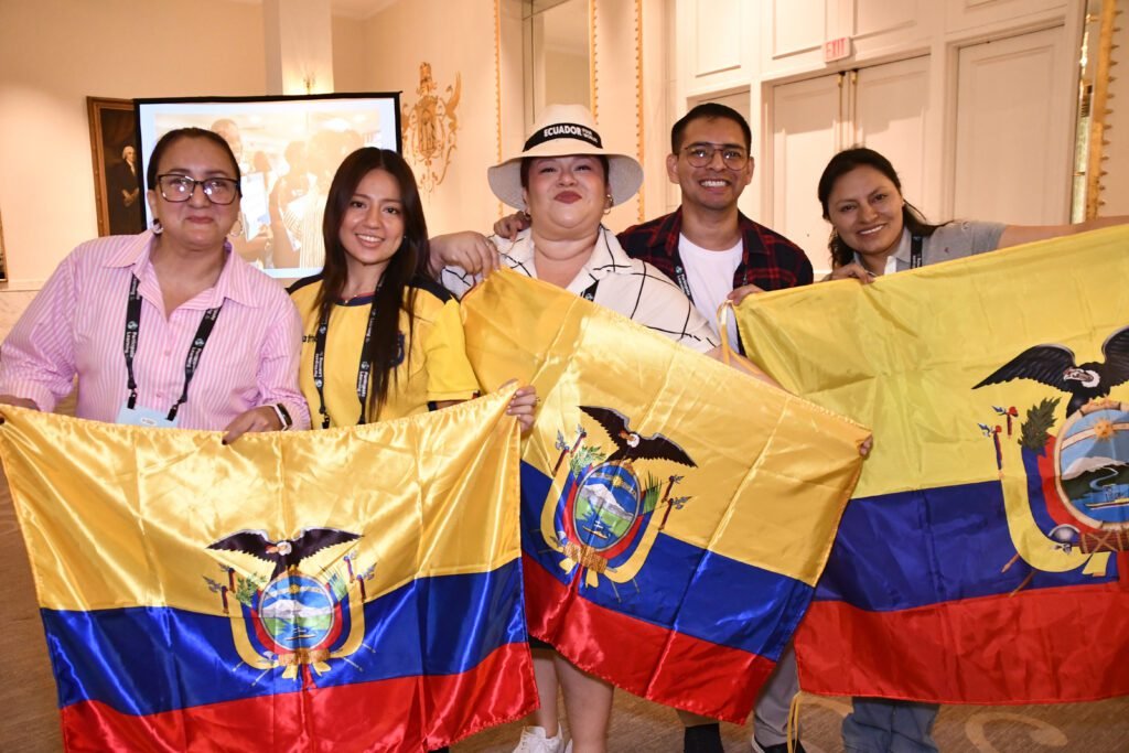 Docentes ecuatorianos en Estados Unidos enseñando en escuelas públicas con salarios competitivos y programas de apoyo profesional.