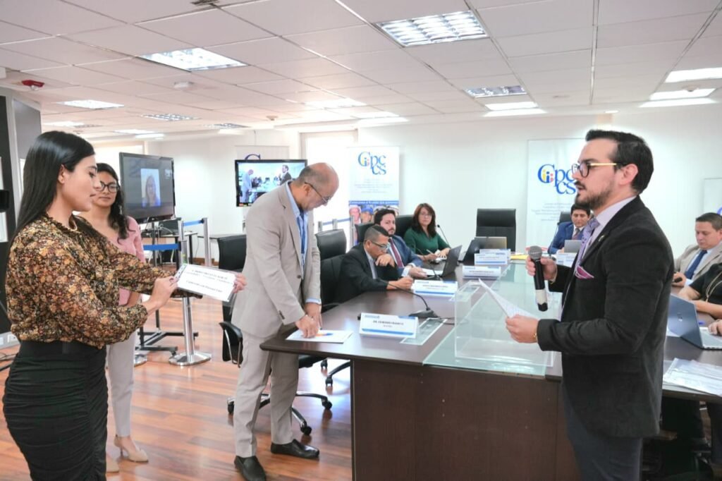 Material del banco de preguntas para la renovación del CNE bajo custodia policial.