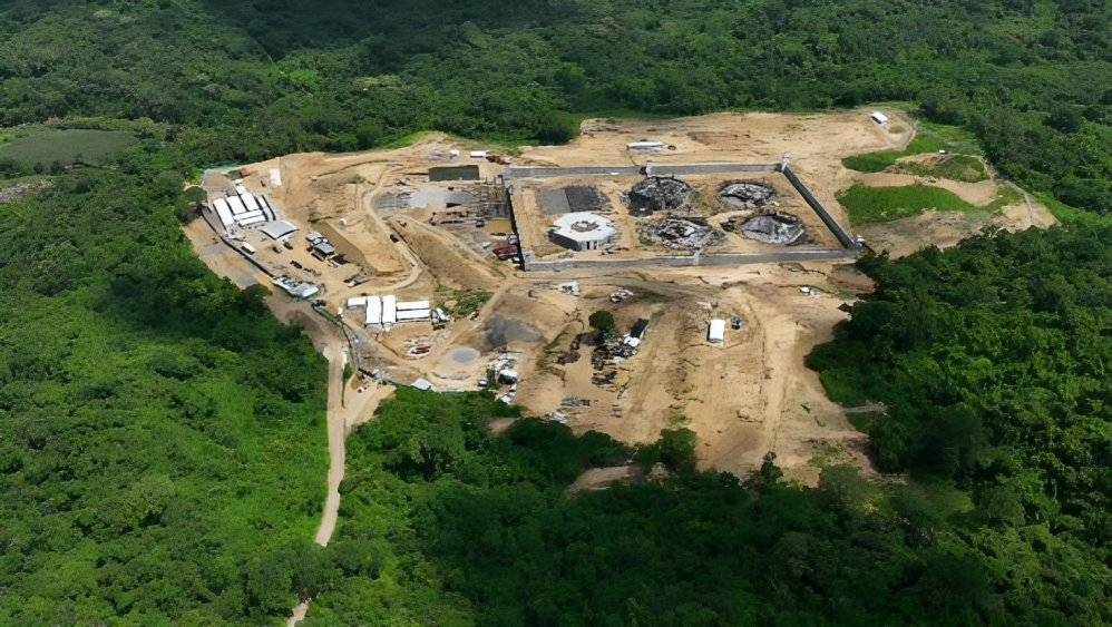 Vista aérea de la construcción de Cárcel El Encuentro en Santa Elena, abril 2025, obra que estará terminada en cinco semanas