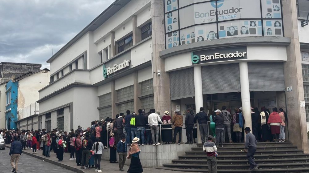 Productores agrícolas haciendo fila en sucursal BanEcuador para cobrar Bono Raíces beneficiarios Ecuador septiembre 2025