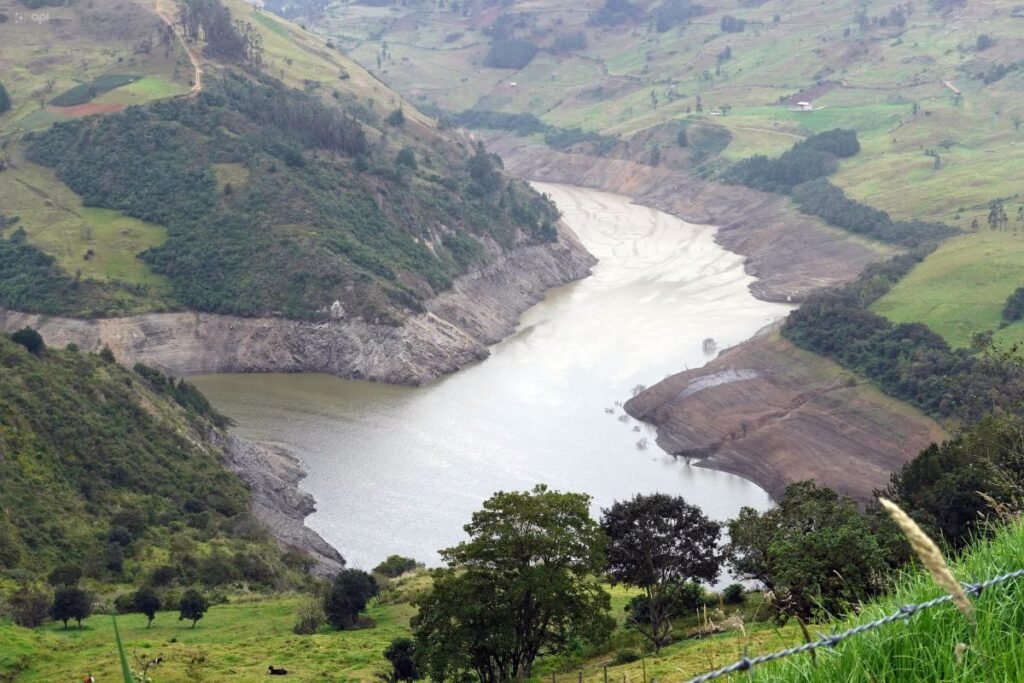 Embalse Mazar, eje de la estrategia de Ecuador para evitar apagones en 2025.
