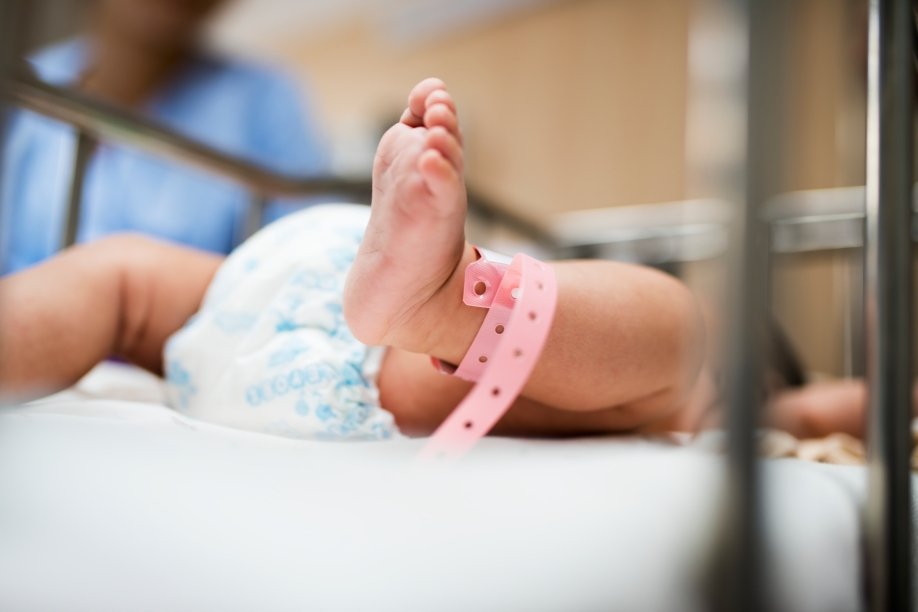 Hospital ecuatoriano con incubadoras neonatales durante crisis sanitaria nacional