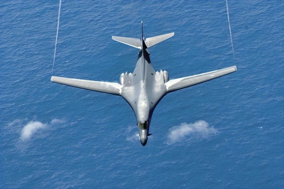 Bombardero estratégico B-1 Lancer volando en operación militar cerca del espacio aéreo venezolano