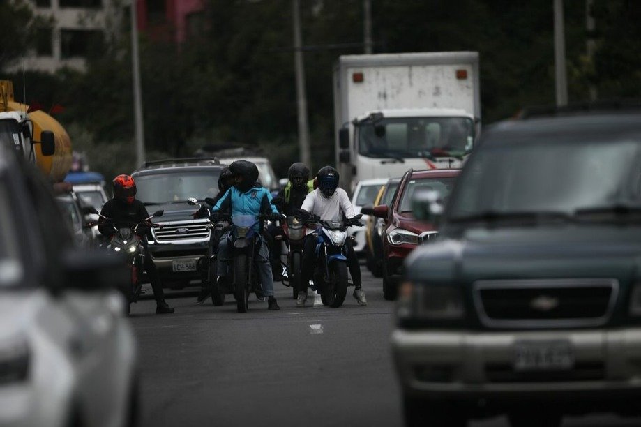 Vehículos circulando en Quito durante un día feriado sin restricciones de Pico y Placa.