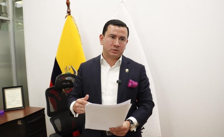Ferdinan Álvarez denuncia red transnacional en el sistema de salud ecuatoriano