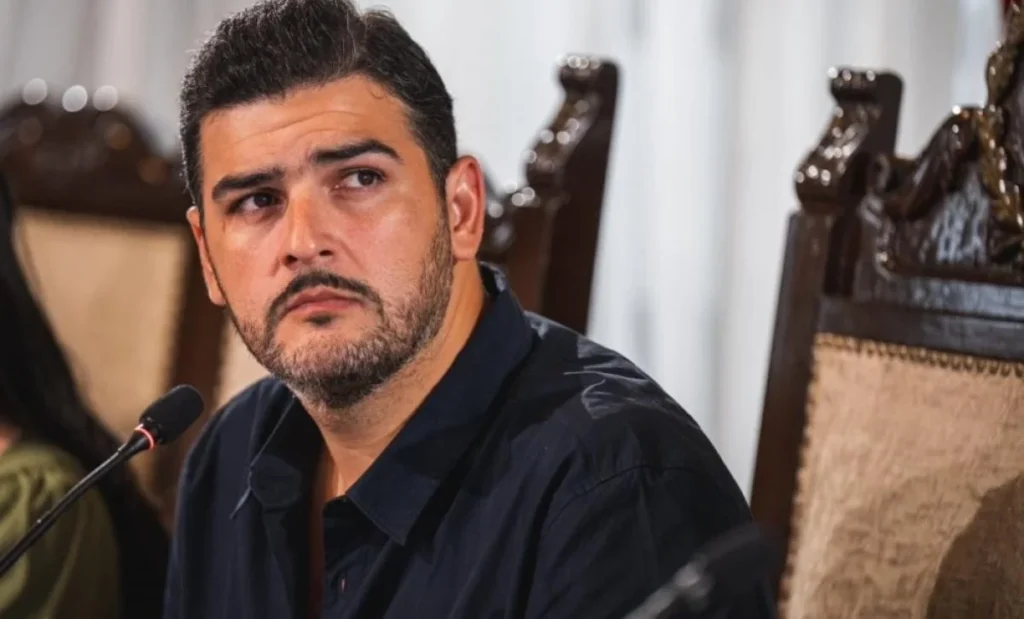 Aquiles Alvarez durante una entrevista tras cuestionar el seguimiento de la Gobernación en el proceso de la Fiscalía por la explosión en Guayaquil.