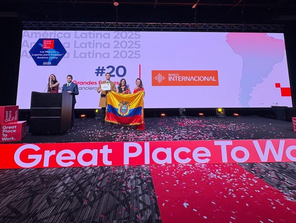 Ejecutivos de Banco Internacional celebran el reconocimiento como uno de los Mejores Lugares para Trabajar en América Latina 2025