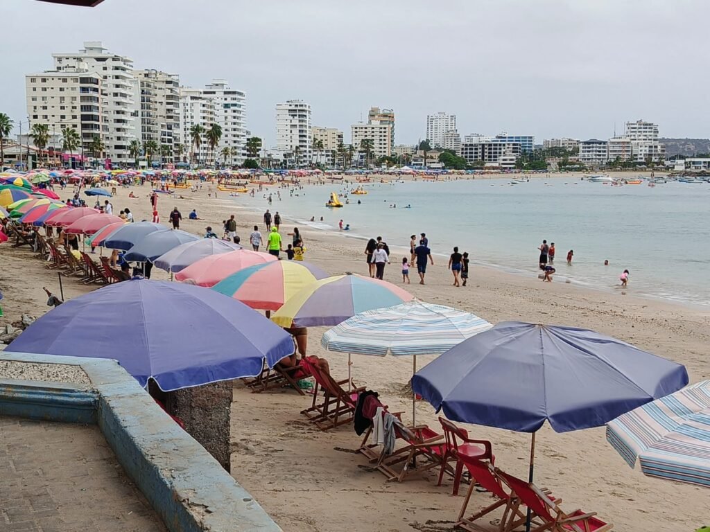Turistas disfrutan del feriado en Ecuador mientras la ocupación hotelera en Baños y Cuenca se mantiene alta pese a las protestas.