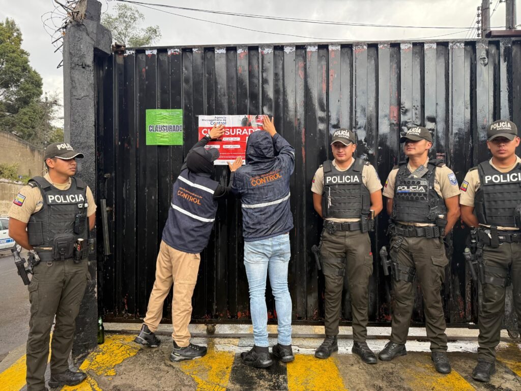 Operativo policial clausura un night club con búnker en Quito durante acciones de control y seguridad ciudadana.