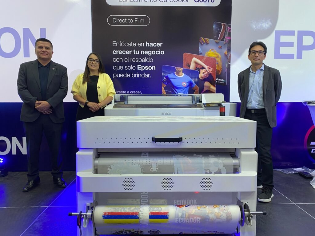 Impresora Epson SureColor en proceso de impresión textil en Ecuador con tecnología DTFilm.