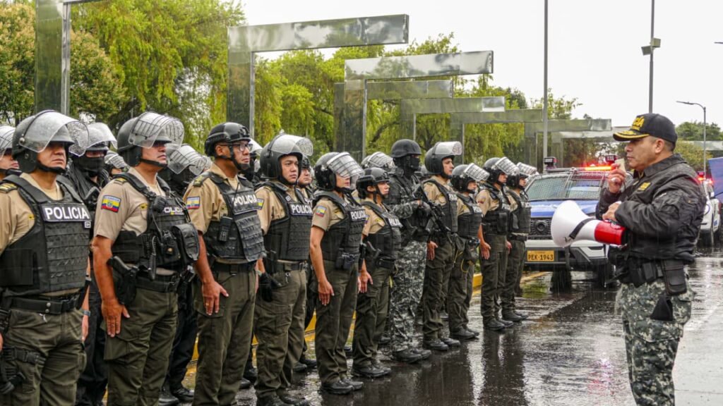 Militares ecuatorianos refuerzan la seguridad en Quito durante el paro nacional de octubre de 2025.