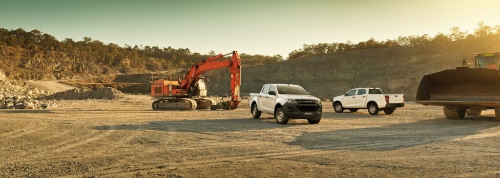 Isuzu Pickup Truck circulando por camino minero con terreno rocoso y pendiente pronunciada en Ecuador