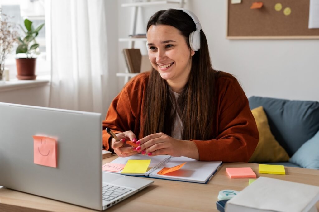 Estudiantes ecuatorianos en clases virtuales demuestran cómo la educación online impulsa la empleabilidad y el desarrollo profesional en Ecuador.