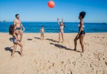 Feriado de Noviembre en Ecuador: ¿Cuánto le Deben Pagar si Trabaja en Asueto? Calculadora y billetes ecuatorianos sobre escritorio representando pago por trabajo en feriado de noviembre en Ecuador