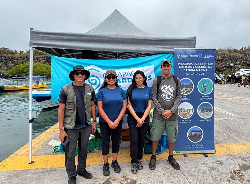 Voluntarios participan en minga de limpieza costera en Galápagos recolectando residuos plásticos en la playa