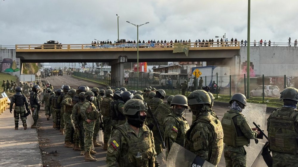 Militares ecuatorianos despejando vías bloqueadas durante protestas contra eliminación del subsidio al diésel en Imbabura octubre 2025