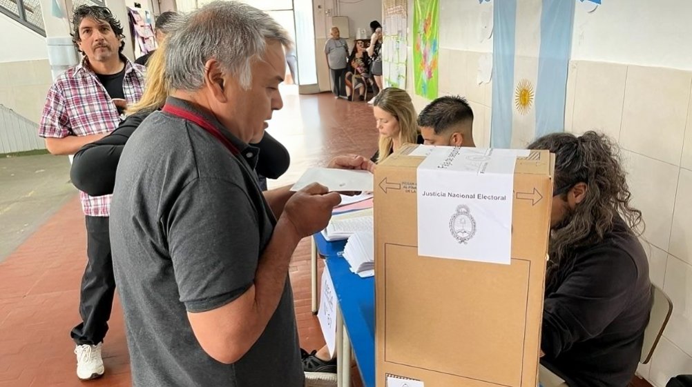 Ciudadano argentino depositando su voto en urna electoral durante las elecciones legislativas en Argentina