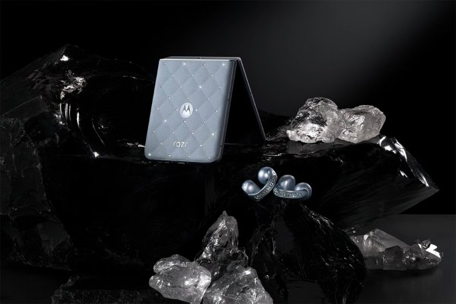 Motorola razr plegable color Ice Melt con 35 cristales Swarovski colocados a mano en patrón acolchado 3D