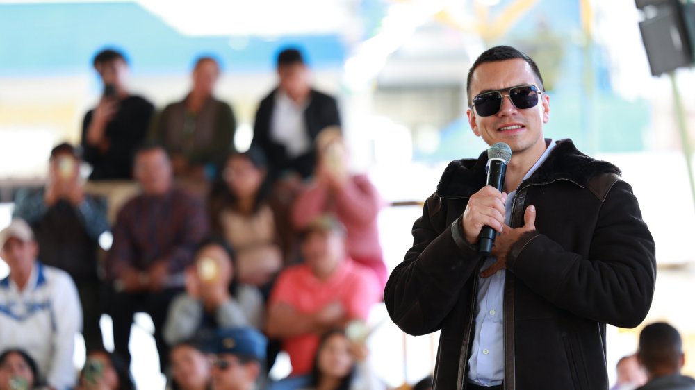 Presidente Daniel Noboa durante evento oficial en Chimborazo mientras responde a amenazas de la Conaie sobre conflicto político