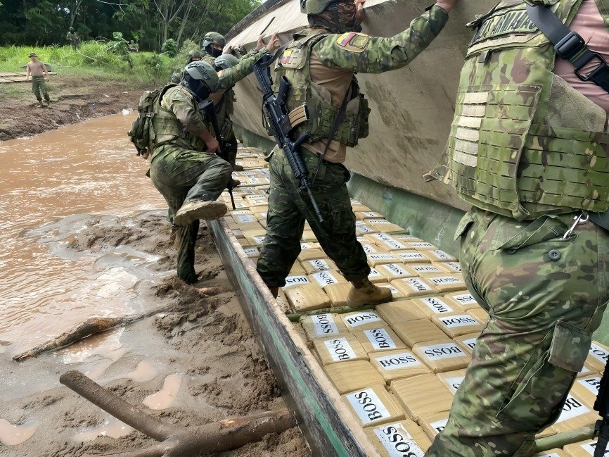 Militares ecuatorianos inspeccionan una embarcación en la frontera norte donde se hallaron 1.684 bloques de droga.