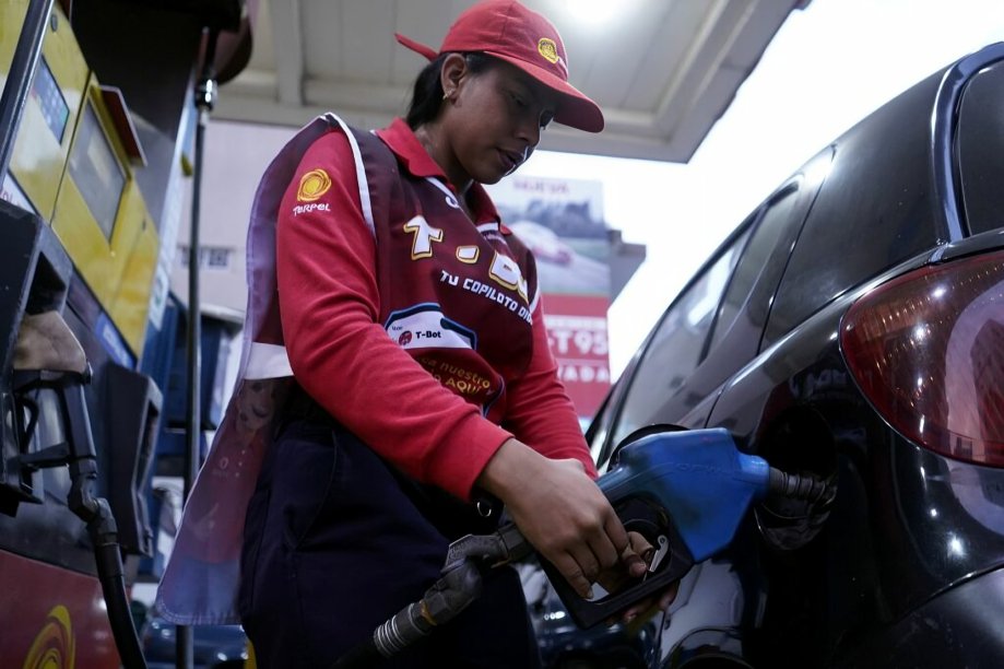 Estación de servicio en Ecuador mostrando precios actualizados de gasolina extra, ecopaís y súper en octubre 2025