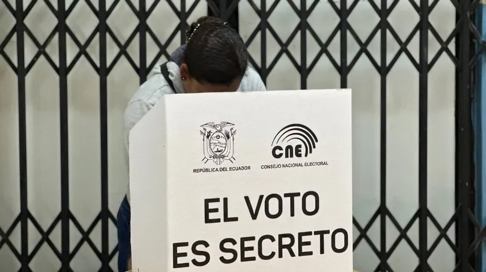Ciudadanos ecuatorianos consultando información electoral en portal del CNE para consulta popular de noviembre 2025