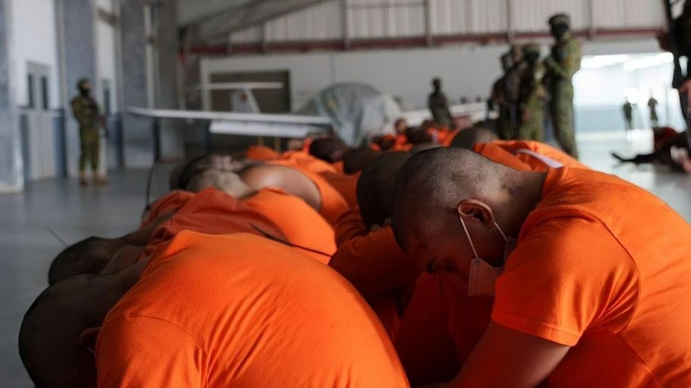 Interior de prisión ecuatoriana mostrando instalaciones deterioradas relacionadas con violencia carcelaria en Ecuador