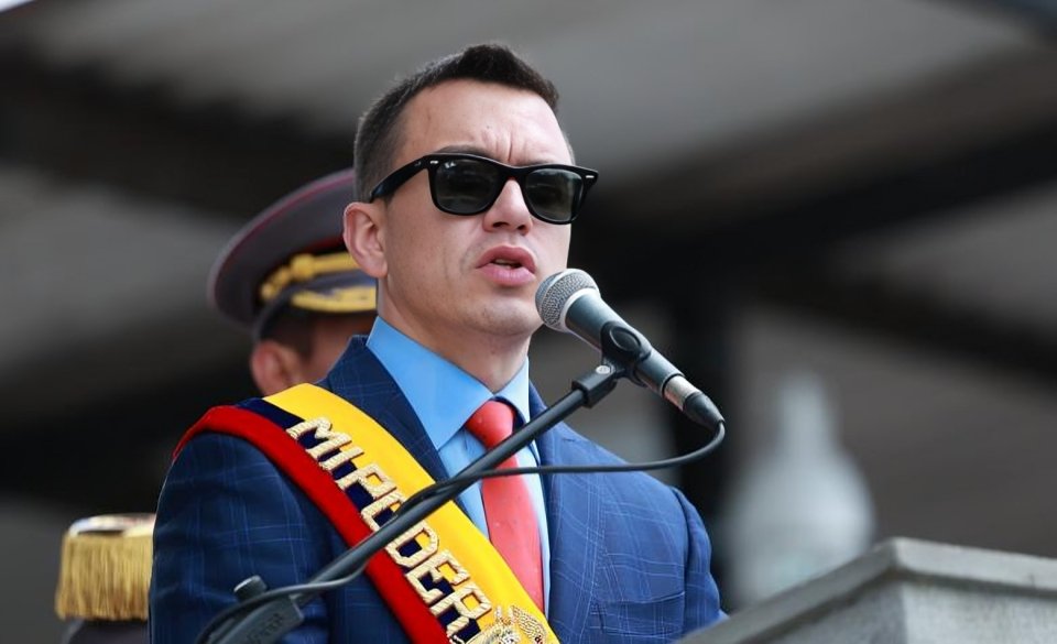 Presidente Daniel Noboa en ceremonia militar tras su reaparición pública después de derrota electoral en Ecuador 2025