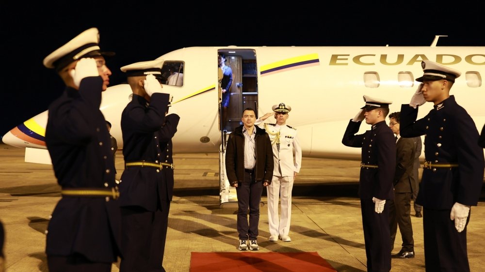 Presidente Daniel Noboa en aeropuerto preparando viaje internacional oficial al extranjero