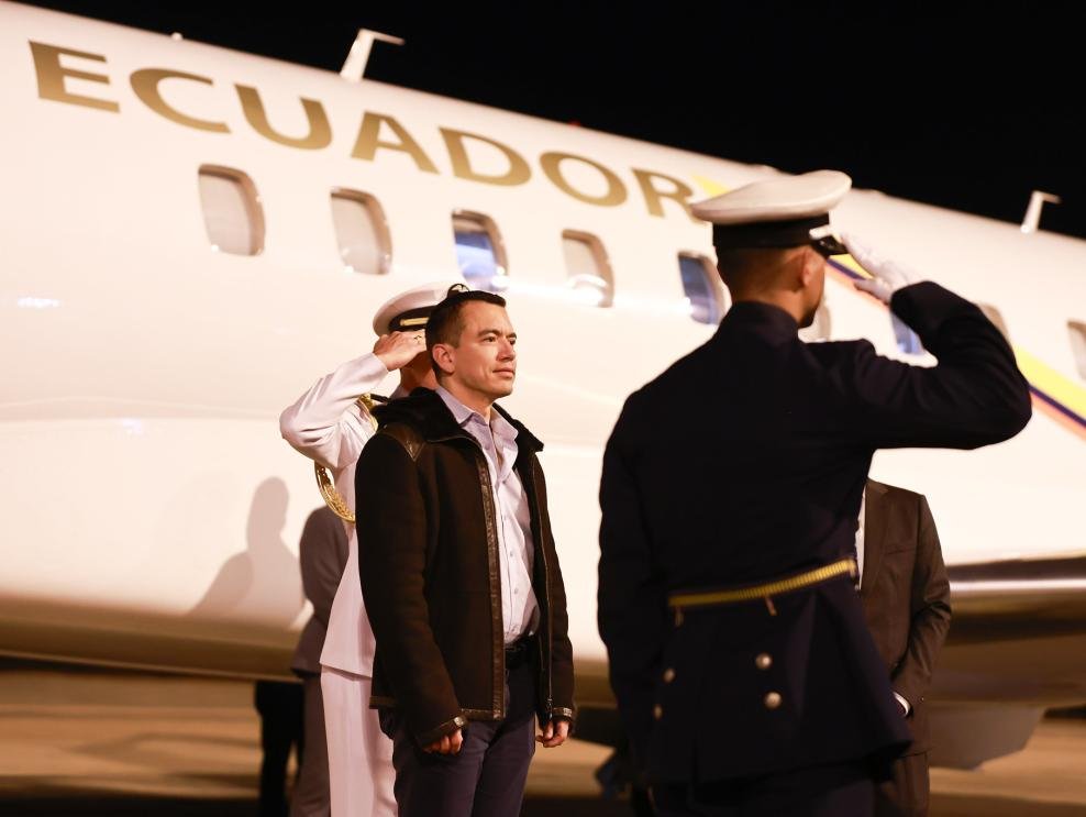 Daniel Noboa en acto oficial antes de iniciar sus viajes internacionales