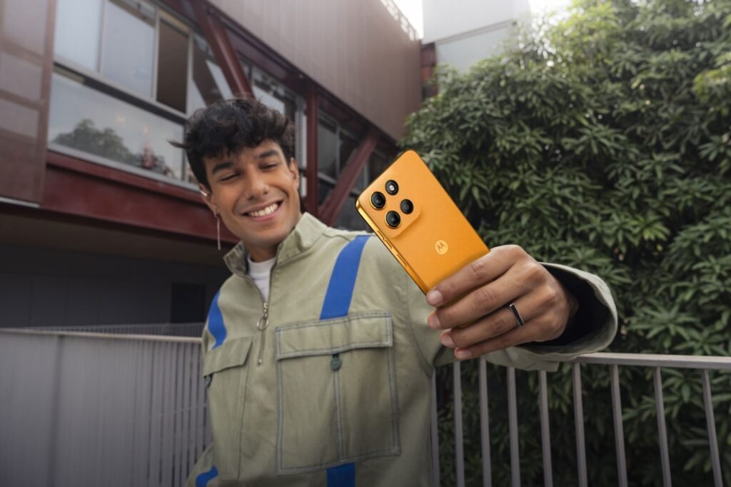 Representantes de Motorola y FEDES UTPL durante la firma de la alianza tecnológica por la inclusión digital en Ecuador.