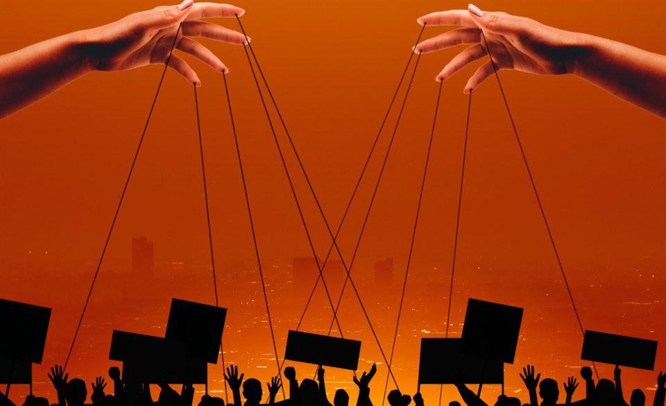 Funcionarios políticos discutiendo sobre casos judiciales mientras representación de balanza de justicia muestra intromisión política en la justicia