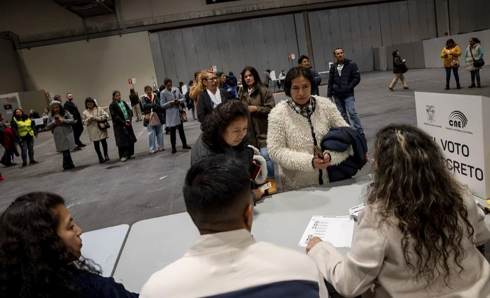 migrantes ecuatorianos en Madrid durante jornada electoral