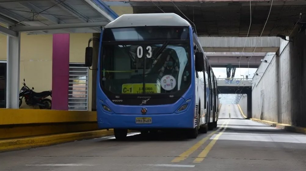 Agentes de tránsito coordinando la movilización en Quito por votaciones con vehículos del transporte público en avenida principal
