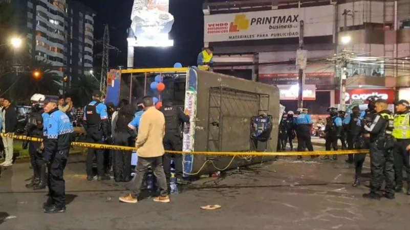 Operativo de control AMT a chivas ilegales en Quito tras siniestro de tránsito en zona norte de la capital