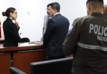 Caso Villavicencio: Nuevo Diferimiento Devuelve Proceso a Jueza Sancionada Sala de audiencias judicial ecuatoriana con silla vacía de jueza, mazo y expedientes sobre escritorio, simbolizando caso Villavicencio nuevo diferimiento