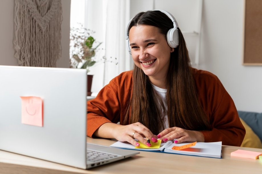 Estudiantes analizando datos de redes sociales en computadora con gráficos de especialización comunicación digital UISEK Ecuador