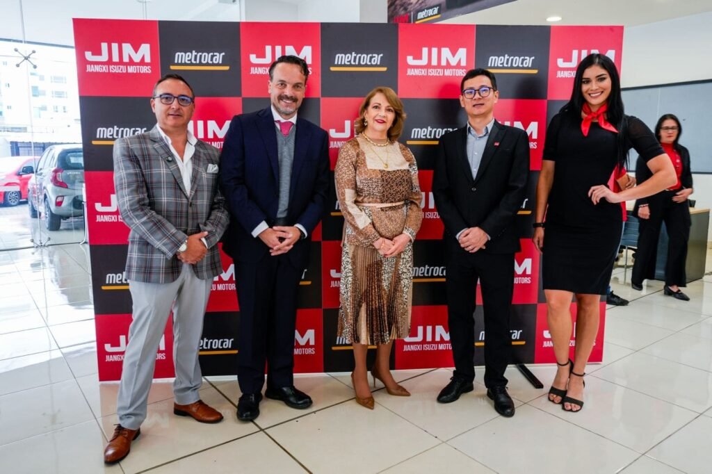 Pickup JIM RE-MAX presentada en Ecuador junto a Metrocar como nuevo vehículo utilitario