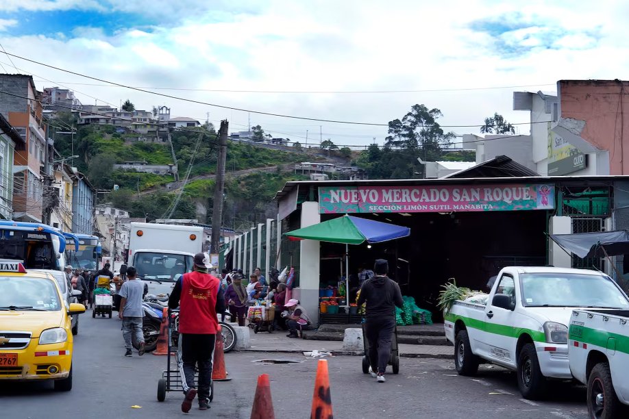 Calle del barrio San Roque en Quito con obstáculos usados para robos en vías del centro histórico