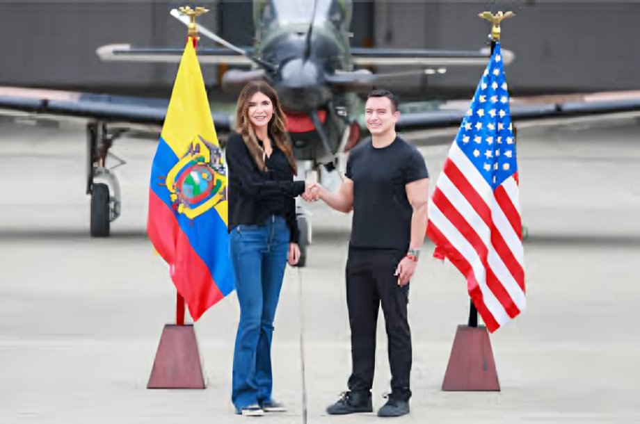 Bandera de Estados Unidos junto a mapa de Ecuador representando nueva estrategia de seguridad bilateral entre ambos países