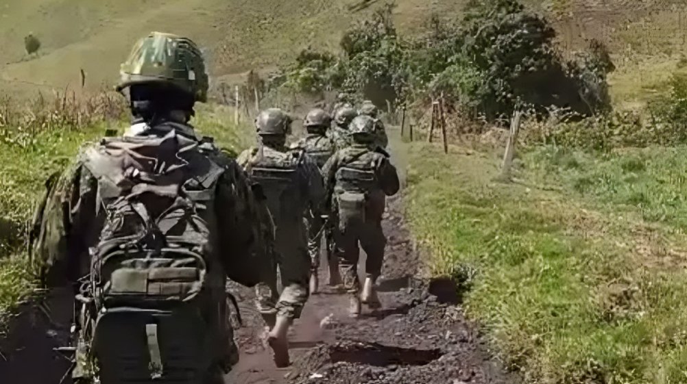 Soldados ecuatorianos durante patrullaje en zona rural fronteriza con Colombia tras operaciones contra narcoguerrilleros en Carchi diciembre 2025