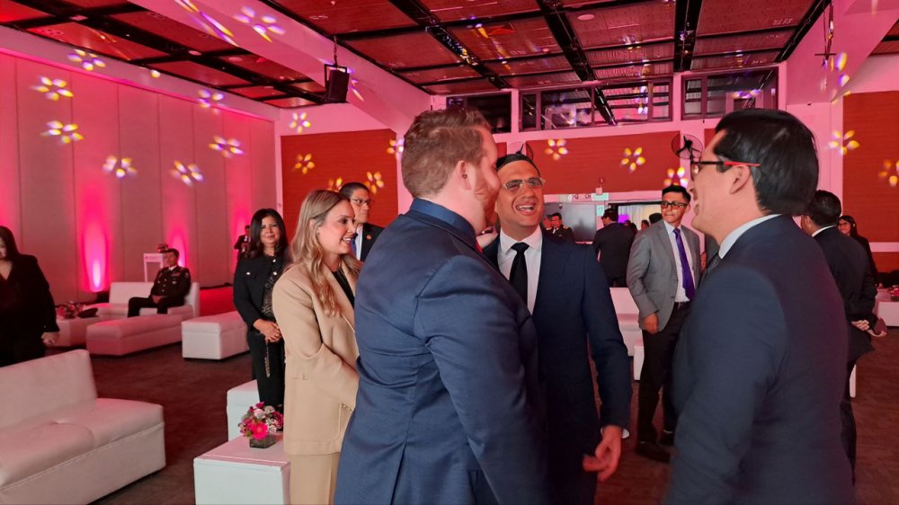 Ejecutivos de HealthBird y autoridades ecuatorianas en lanzamiento CNT Salud marzo 2025 Quito acuerdo comercial tecnología salud
